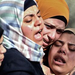 Familiares palestinos lloran durante el funeral de Nehad Bargouthi, de 19 años, en el pueblo de Kafr Ayn, cerca de Ramallah, en la Cisjordania ocupada por Israel. - El joven palestino murió por fuego israelí en la Cisjordania ocupada, durante lo que los testigos describieron como un enfrentamiento entre manifestantes y tropas israelíes. | Foto:JAAFAR ASHTIYEH / AFP