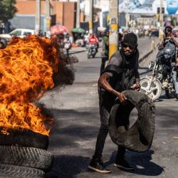 Trabajadores de una fábrica que exigen un aumento salarial, protestan en Puerto Príncipe, Haití. - Los trabajadores empleados en fábricas que producen textiles y otros bienes dicen que ganan 500 gourdes (5 dólares) al día por nueve horas de trabajo y exigen un mínimo de 1.500 gourdes (15 dólares) al día. | Foto:Richard Pierrin / AFP