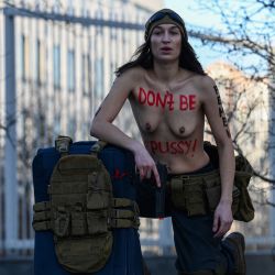 Una activista de Femen protesta contra el traslado de la embajada estadounidense a Lviv frente a la embajada estadounidense cerrada en Kiev. | Foto:ARIS MESSINIS / AFP