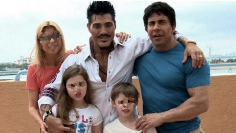 20220216 Gustavo Martínez junto a Ricardo Fort y sus hijos, Martha y Felipe.