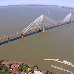 El tren entre Argentina y Paraguay atraviesa el Puente ferrovial “San Roque González de Santa Cruz”.