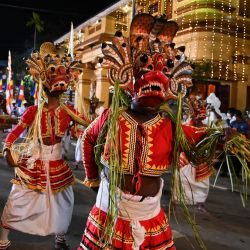 Bailarines tradicionales actúan en una procesión frente al Templo Gangarama en Colombo, durante el Festival Navam Perahera en Sri Lanka. | Foto:ISHARA S. KODIKARA / AFP