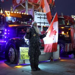 Los manifestantes participan en un bloqueo de las calles del centro de la ciudad, cerca del edificio del Parlamento, mientras continúa una manifestación organizada por los camioneros que se oponen a los mandatos de las vacunas en Ottawa, Ontario, Canadá. | Foto:Scott Olson/Getty Images/AFP