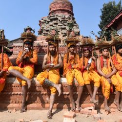 Devotos hindúes descansan durante una procesión religiosa en el festival Madhav Narayan, que dura un mes, en Bhaktapur, en las afueras de Katmandú, Nepal. | Foto:PRAKASH MATHEMA / AFP