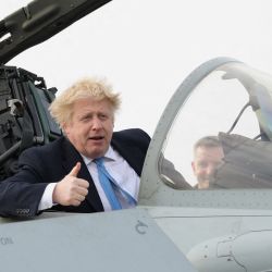 El primer ministro británico, Boris Johnson, levanta el pulgar desde un avión militar durante su visita a la estación de la Real Fuerza Aérea en Waddington, Lincolnshire. | Foto:CARL RECINE / POOL / AFP
