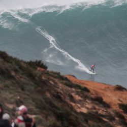 El surfista portugués Nic Von Rupp monta una ola durante el Tudor Nazare Tow Surfing Challenge en Praia do Norte en Nazare, Portugal. | Foto:CARLOS COSTA / AFP
