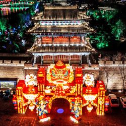 Esta foto aérea muestra a la gente visitando un espectáculo de linternas durante el Festival de Linternas en Yantai, en la provincia oriental china de Shandong. | Foto:AFP