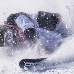 Marin Hamill, de Estados Unidos, cae durante la calificación de slopestyle femenino de esquí acrobático de los Juegos Olímpicos de Invierno de Pekin 2022. | Foto:Xinhua/Xu Chang