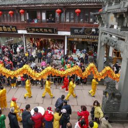 Personas realizan la danza del dragón para celebrar el Festival de las Linternas en el poblado antiguo de Tunxi de Huangshan, en la provincia de Anhui, en el este de China. | Foto:Xinhua/Shi Yalei