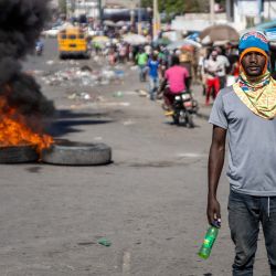 Trabajadores de una fábrica que exigen un aumento salarial, queman neumáticos para protestar en Puerto Príncipe, Haití. | Foto:RICHARD PIERRIN / AFP