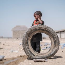 Un niño desplazado junto a un neumático en una escuela de la aldea de Afdera, a 225 km de Semera, Etiopía. | Foto:EDUARDO SOTERAS / AFP