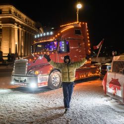 Una vista general muestra camiones durante una protesta de camioneros por las normas sanitarias de la pandemia y el gobierno de Trudeau, frente al parlamento de Canadá en Ottawa. | Foto:ED JONES / AFP