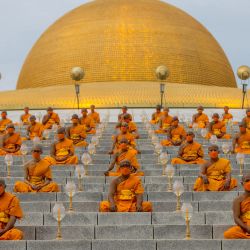 Monjes budistas asisten a las celebraciones de Makha Bucha en el templo Wat Dhammakaya en la provincia de Pathum Thani, al norte de Bangkok, Tailandia. | Foto:JACK TAYLOR / AFP