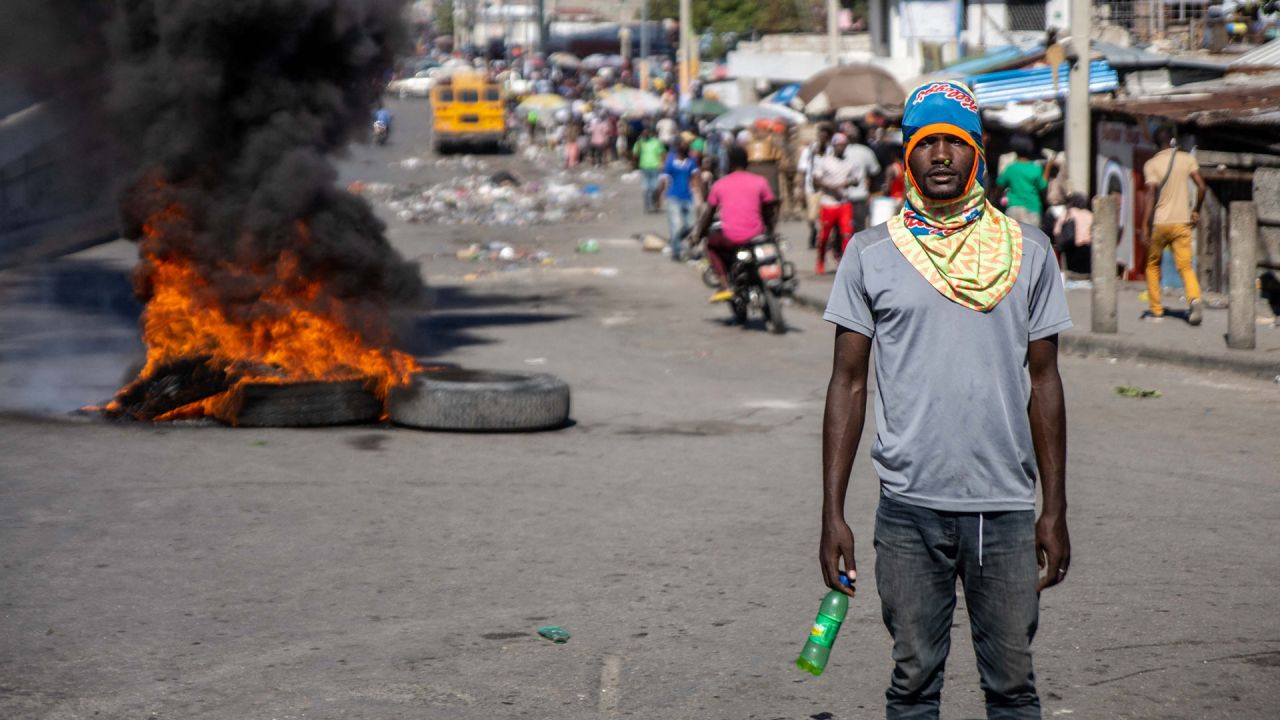 Trabajadores de una fábrica que exigen un aumento salarial, queman neumáticos para protestar en Puerto Príncipe, Haití. | Foto:RICHARD PIERRIN / AFP