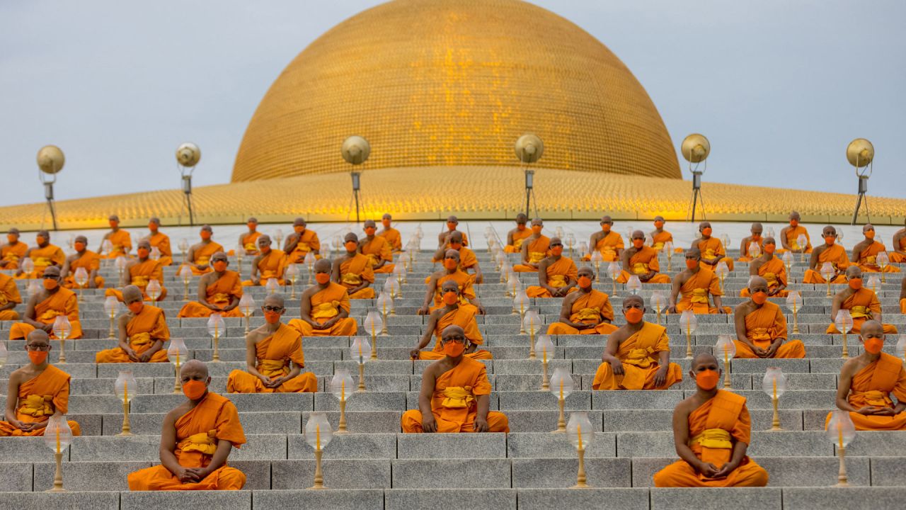 Monjes budistas asisten a las celebraciones de Makha Bucha en el templo Wat Dhammakaya en la provincia de Pathum Thani, al norte de Bangkok, Tailandia. | Foto:JACK TAYLOR / AFP