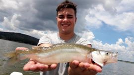 Un ámbito para pescar desde embarcaciones, aunque de costa, si le conocemos alguna maña, podemos pescar muy bien.