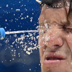 El arquero sueco Lars Johansson se rocía la cara con agua antes del partido de semifinales de la eliminatoria masculina de hockey sobre hielo de los Juegos Olímpicos de Invierno de Pekín 2022 entre el Comité Olímpico de Rusia y Suecia. | Foto:ANTHONY WALLACE / AFP