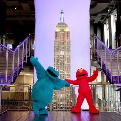 El Monstruo de las Galletas y Elmo celebran el regreso de Sesame Street Live! en el Empire State Building en la ciudad de Nueva York. | Foto:Dimitrios Kambouris/Getty Images for Empire State Realty Trust/AFP