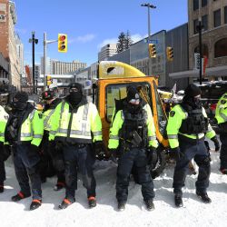 La policía canadiense inició una operación masiva para desalojar las protestas lideradas por los camioneros contra las normas sanitarias Covid que atascan la capital desde hace tres semanas, con varias detenciones. | Foto:Dave Chan / AFP