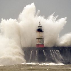 Las olas se estrellan sobre el faro de Newhaven y el muro del puerto en Newhaven, sur de Inglaterra, mientras la tormenta Eunice trae fuertes vientos a todo el país. | Foto:GLYN KIRK / AFP