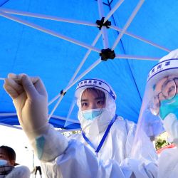 Un residente se somete a una prueba de ácido nucleico para el coronavirus Covid-19 en Lianyungang, en la provincia oriental china de Jiangsu. | Foto:AFP