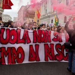 Unos estudiantes sostienen una pancarta en la que se lee "No se puede morir en la escuela, es tiempo de redención" durante una protesta organizada por estudiantes para pedir más seguridad en sus clases en Roma, Italia. | Foto:Tiziana Fabi / AFP