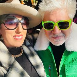 Pedro Almodovar impone tendencia junto a Rossy de Palma con una chaqueta verde firmada por Louis Vuitton
