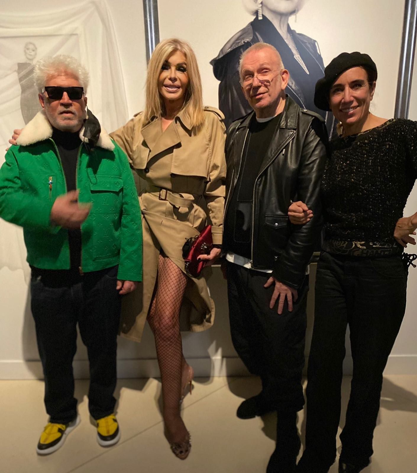 Pedro Almodóvar impone tendencia junto a Rossy de Palma con una chaqueta  verde firmada por Louis Vuitton