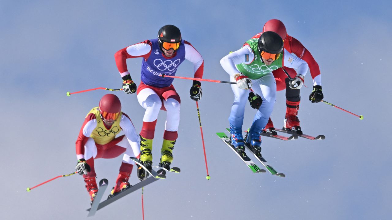 El austriaco Robert Winkler, el austriaco Tristan Takats, el sueco Erik Mobaerg y el japonés Ryo Sugai compiten en la final de esquí de fondo masculino de estilo libre 1/8 durante los Juegos Olímpicos de Invierno de Pekín 2022. | Foto:BEN STANSALL / AFP