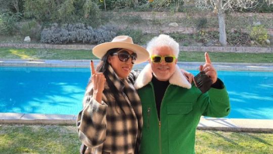 Pedro Almodóvar impone tendencia junto a Rossy de Palma con una chaqueta verde firmada por Louis Vuitton