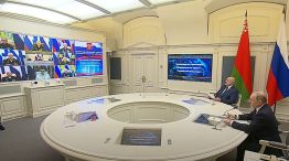 Putin junto a su bielorruso Alexander Lukashenko, escuchando en la sala de crisis los informes de sus generales por videoconferencia.