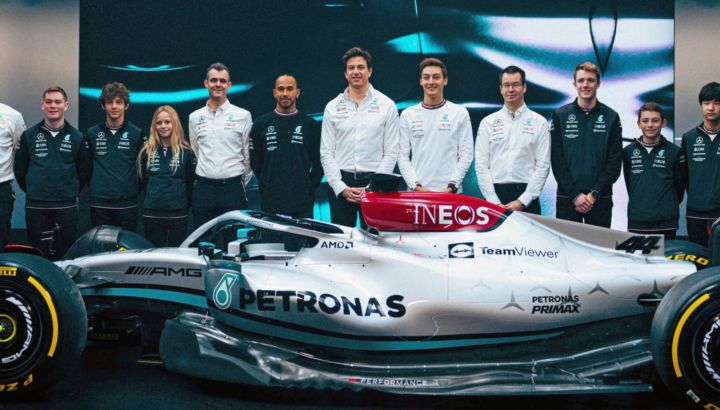Hamilton, junto a Toto Wolff y George Russell. Mercedes presentó el nuevo modelo de su auto para la temporada 2022.