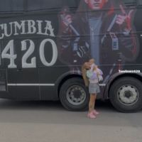 Cómo es por dentro el impresionante colectivo con el que L-Gante realiza sus giras