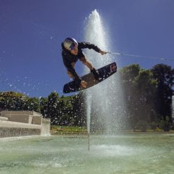 Las fuentes del Parque Chacabuco, la Floralis Genérica y el Parque de la Ciudad se convirtieron en pistas de wakeboard.