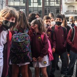 Cerca de 800 mil alumnos y alumnas de la Ciudad de Buenos Aires y Mendoza comenzaron ayer el nuevo ciclo lectivo, anticipándose al resto de los distritos del país, que lo harán el 2 de marzo, con el objetivo de mantener la normalidad con presencialidad plena en las escuelas en el contexto de la pandemia de coronavirus. | Foto:Télam/Leo Vaca