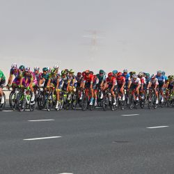 El pelotón circula durante la segunda etapa de la vuelta ciclista a los EAU desde la isla de al-Hudayriat hasta el rompeolas de Abu Dhabi. | Foto:GIUSEPPE CACACE / AFP