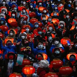 Los espectadores asisten a la ceremonia de clausura de los Juegos Olímpicos de Invierno de Pekín 2022, en el Estadio Nacional, conocido como Nido de Pájaro, en Pekín. | Foto:ANTHONY WALLACE / AFP