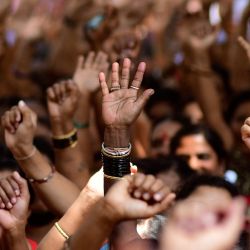 Trabajadores anganwadi levantan las manos y gritan consignas durante una manifestación de protesta para exigir regularizaciones laborales y aumento de salarios en Bangalore, India. | Foto:Manjunath Kiran / AFP