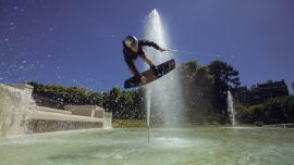Las fuentes del Parque Chacabuco, la Floralis Genérica y el Parque de la Ciudad se convirtieron en pistas de wakeboard.