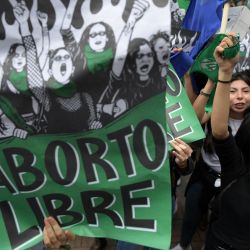 Personas a favor (verde) y en contra (azul) de la libertad de aborto gritan consignas durante una manifestación a la espera de la decisión de la Corte Constitucional sobre su despenalización en Bogotá, Colombia. | Foto:Raúl Arboleda / AFP
