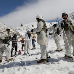 Soldados de la Unidad Militar Alpina israelí son fotografiados en la estación de esquí de Hermón, en los Altos del Golán anexionados por Israel, una meseta estratégica que el Estado judío capturó de Siria durante la guerra árabe-israelí. | Foto:JALAA MAREY / AFP