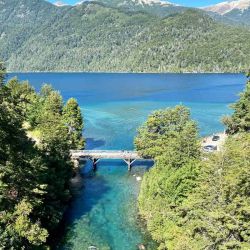 Río Correntoso: De los ríos más cortos del mundo, es uno de los orgullos de Villa La Angostura y puede apreciarse desde un mirador | Foto:cedoc