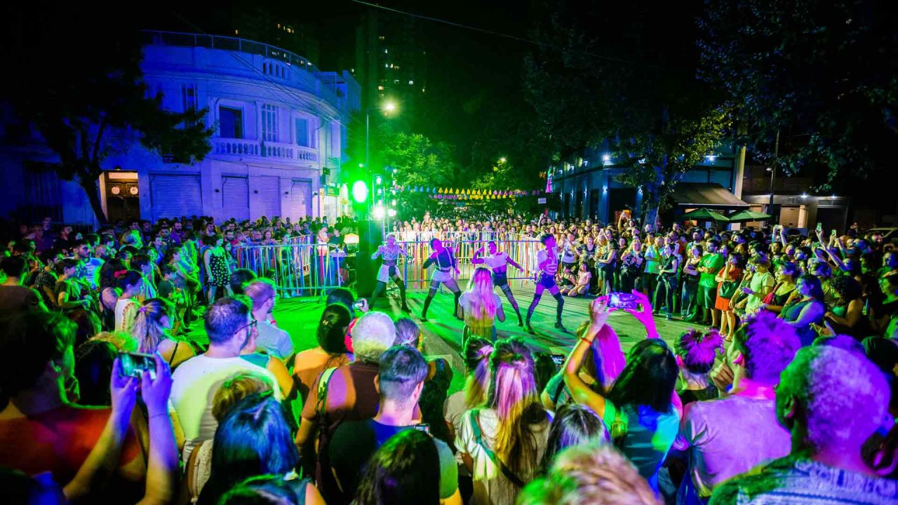 Al aire libre, en salas y espacios no convencionales, habrá performances, recorridos urbanos, danza, obras de teatro y música de diversos géneros que podrán disfrutarse de manera presencial, digital y virtual. | Foto:cedoc