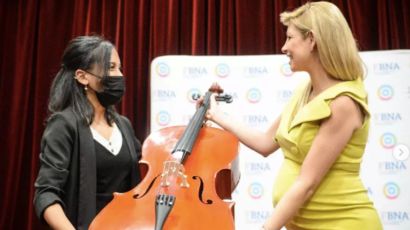 Fabiola Yáñez entregó instrumentos musicales en la Fundación Banco Nación