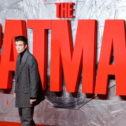 El actor británico Robert Pattinson posa en la alfombra roja a su llegada a una proyección especial de la película "The Batman" en el BFI IMAX, en Londres. | Foto:Tolga Akmen / AFP