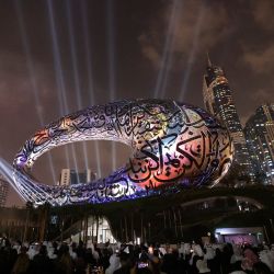 La gente asiste a la ceremonia de inauguración del Museo del Futuro, en el emirato del golfo de Dubai. | Foto:KARIM SAHIB / AFP