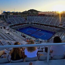 La gente observa el partido de tenis individual masculino del Abierto de México ATP 500 entre el estadounidense John Isner y el español Fernando Verdasco en la nueva Arena GNP, en Acapulco, México. | Foto:PEDRO PARDO / AFP
