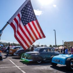 La gente participa en el Festival Rockabilla que tiene lugar en el Seminole Casino Hotel de Immokalee, Florida, que presenta coches y motos antiguos y conciertos de música rock and roll. | Foto:Giorgio Viera / AFP