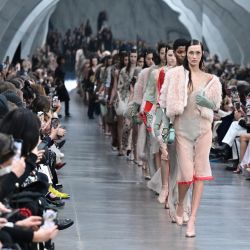 La modelo estadounidense Bella Hadid y las modelos presentan creaciones para Fendi durante el desfile de la colección Women Fall/Winter 2022/2023 en el segundo día de la Semana de la Moda de Milán. | Foto:MIGUEL MEDINA / AFP