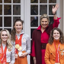La reina Máxima de Holanda saluda mientras posa con las multimedallistas holandesas de patinaje de velocidad Irene Schouten, Suzanne Schulting e Ireen Wust en la puerta del Palacio de Noordeinde pocos días después de su regreso de los Juegos Olímpicos de Invierno de Pekín 2022, en La Haya. | Foto:Sem van der Wal / ANP / AFP